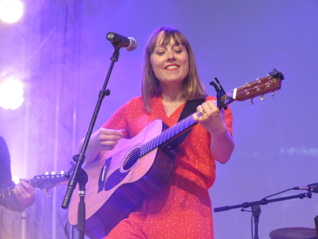 singer songwriter guitarist female vocals sångerska